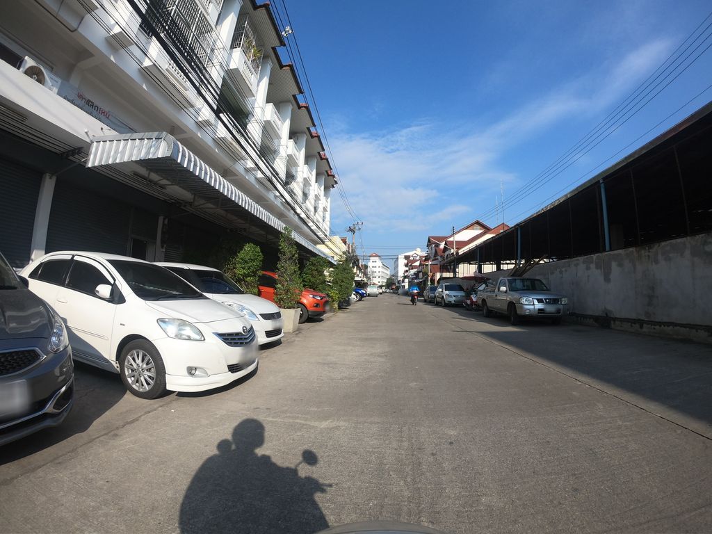 ภาพถนนตรงที่ Realty One สถาบันสอนนักธุรกิจอสังหาฯและนายหน้ามืออาชีพ ตั้งอยู่ ถ่ายโดย chanuwath_grab พ.ศ. 2562 (2019) · A street-level view of where Realty One สถาบันสอนนักธุรกิจอสังหาฯและนายหน้ามืออาชีพ stands, by chanuwath_grab in 2562 (2019)