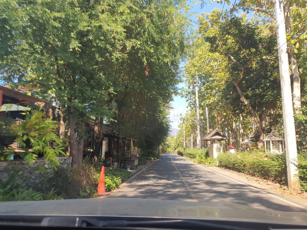 ภาพถนนตรงที่ ร้านครัวบ้านหมู ตั้งอยู่ ถ่ายโดย jrcarlsen พ.ศ. 2566 (2023) · A street-level view of where ร้านครัวบ้านหมู · Ran Khrua Ban Mu stands, by jrcarlsen in 2566 (2023)