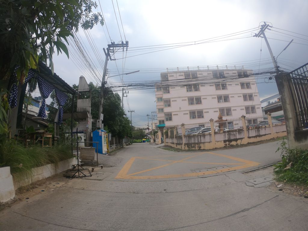ภาพถนนตรงที่ Maa in Soi ตั้งอยู่ ถ่ายโดย chanuwath_grab พ.ศ. 2562 (2019) · A street-level view of where Maa in Soi stands, by chanuwath_grab in 2562 (2019)