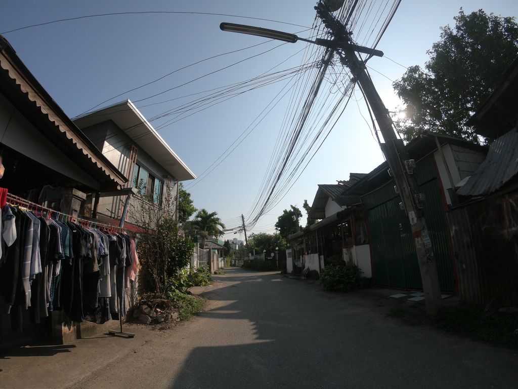 ภาพถนนตรงที่ Hueandin Klinmai Boutique Hotel ตั้งอยู่ ถ่ายโดย chanuwath_grab พ.ศ. 2562 (2019) · A street-level view of where Hueandin Klinmai Boutique Hotel stands, by chanuwath_grab in 2562 (2019)