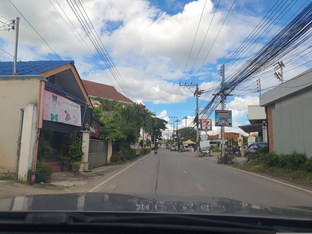 ภาพถนนตรงที่ ครัวมโน ตั้งอยู่ ถ่ายโดย jrcarlsen พ.ศ. 2566 (2023) · A street-level view of where ครัวมโน · Khruamno stands, by jrcarlsen in 2566 (2023)