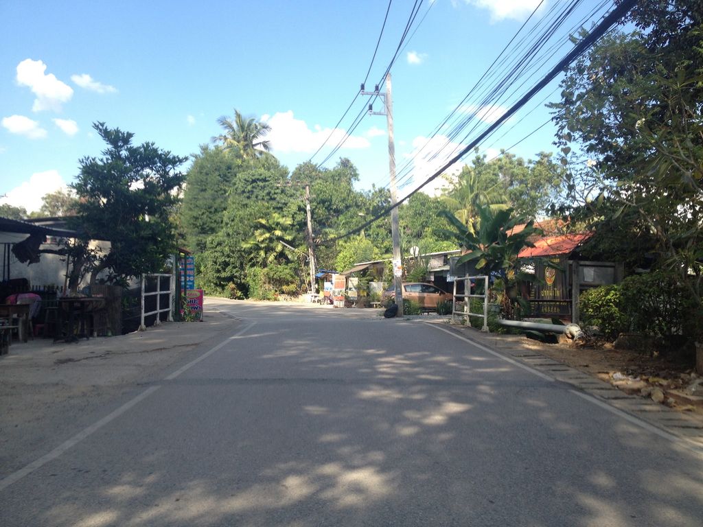 ภาพถนนตรงที่ กาแฟสดสังคม ตั้งอยู่ ถ่ายโดย jimwatana พ.ศ. 2558 (2015) · A street-level view of where กาแฟสดสังคม · Kafaetdasangkhom stands, by jimwatana in 2558 (2015)