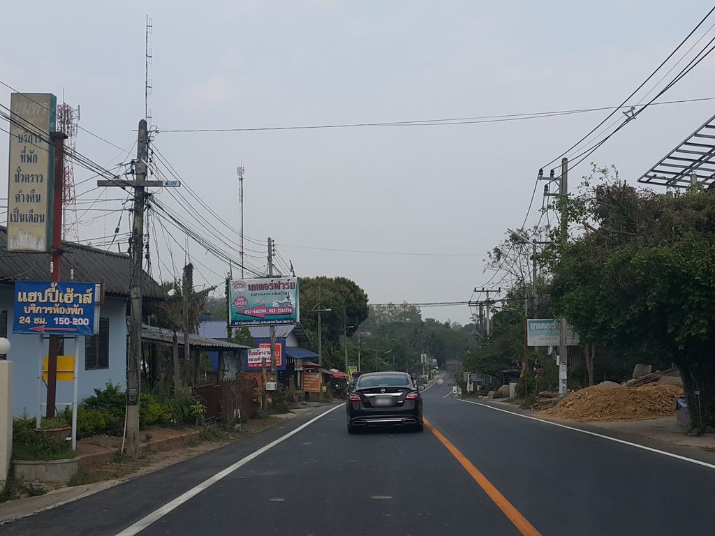 ภาพถนนตรงที่ ข้าวซอยรสลำ Maerim Chiangmai ตั้งอยู่ ถ่ายโดย jrcarlsen พ.ศ. 2559 (2016) · A street-level view of where ข้าวซอยรสลำ Maerim Chiangmai stands, by jrcarlsen in 2559 (2016)