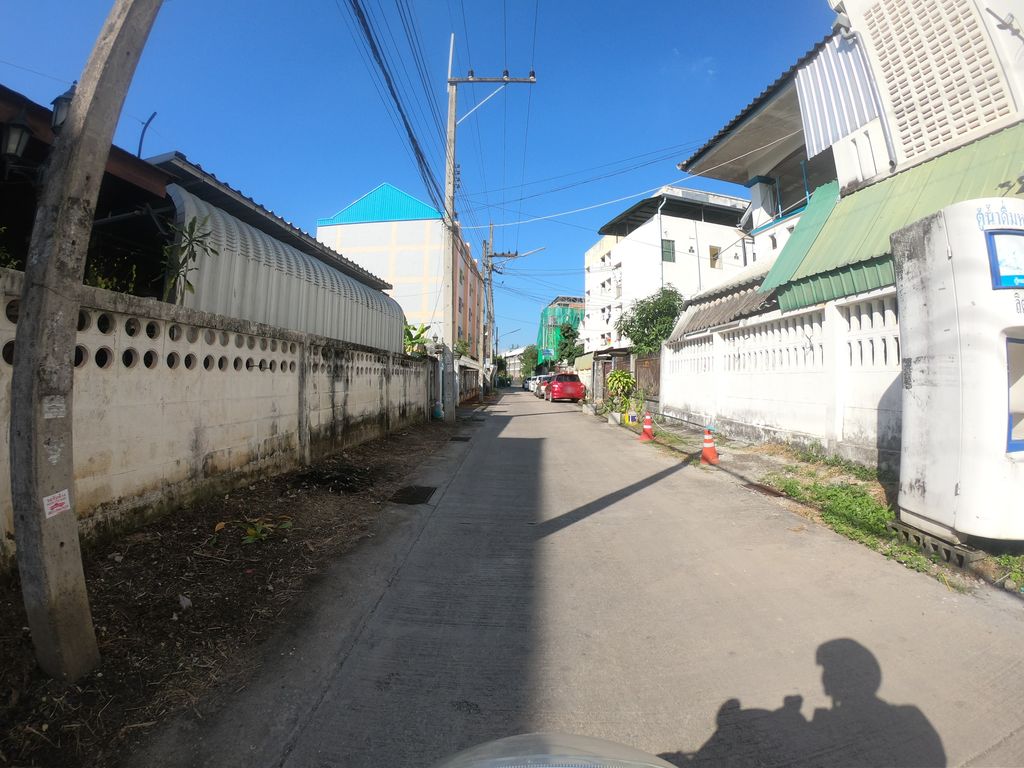 ภาพถนนตรงที่ Chi-Cha-Latte ตั้งอยู่ ถ่ายโดย chanuwath_grab พ.ศ. 2562 (2019) · A street-level view of where Chi-Cha-Latte stands, by chanuwath_grab in 2562 (2019)