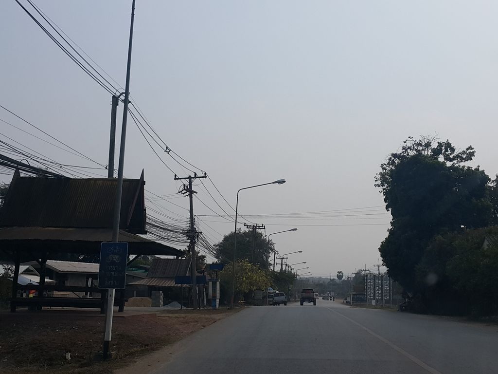 ภาพถนนตรงที่ ต้นข้าวมันไก่ ตั้งอยู่ ถ่ายโดย jrcarlsen พ.ศ. 2559 (2016) · A street-level view of where ต้นข้าวมันไก่ · Ton Khao Man Kai stands, by jrcarlsen in 2559 (2016)
