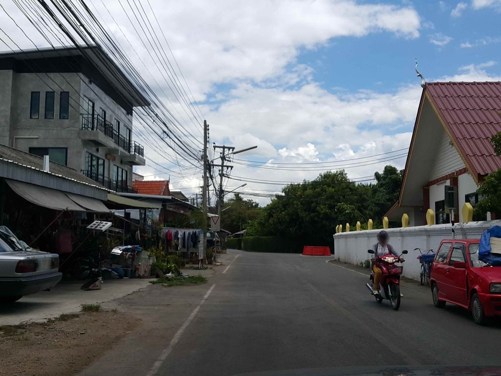 ภาพถนนตรงที่ IDI Thaimassage ตั้งอยู่ ถ่ายโดย jrcarlsen พ.ศ. 2558 (2015) · A street-level view of where IDI Thaimassage stands, by jrcarlsen in 2558 (2015)