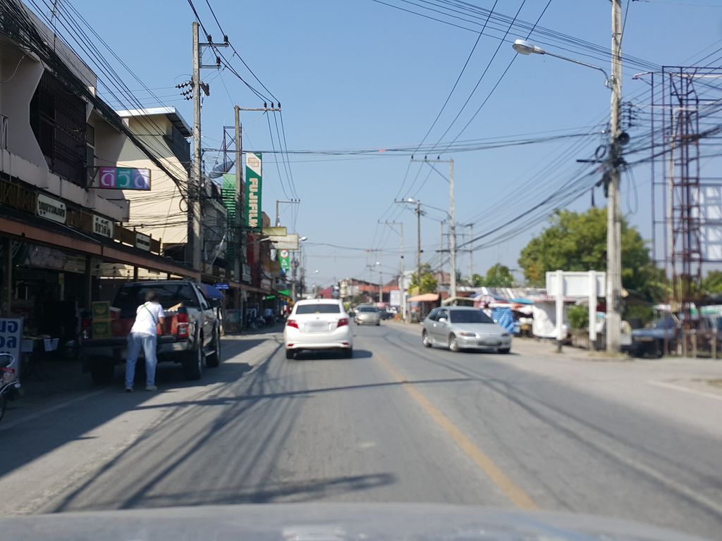ภาพถนนตรงที่ ก. ยิ่งเจริญโมบาย ตั้งอยู่ ถ่ายโดย jrcarlsen พ.ศ. 2558 (2015) · A street-level view of where ก. ยิ่งเจริญโมบาย · Ka. Yingcherin Mobile stands, by jrcarlsen in 2558 (2015)