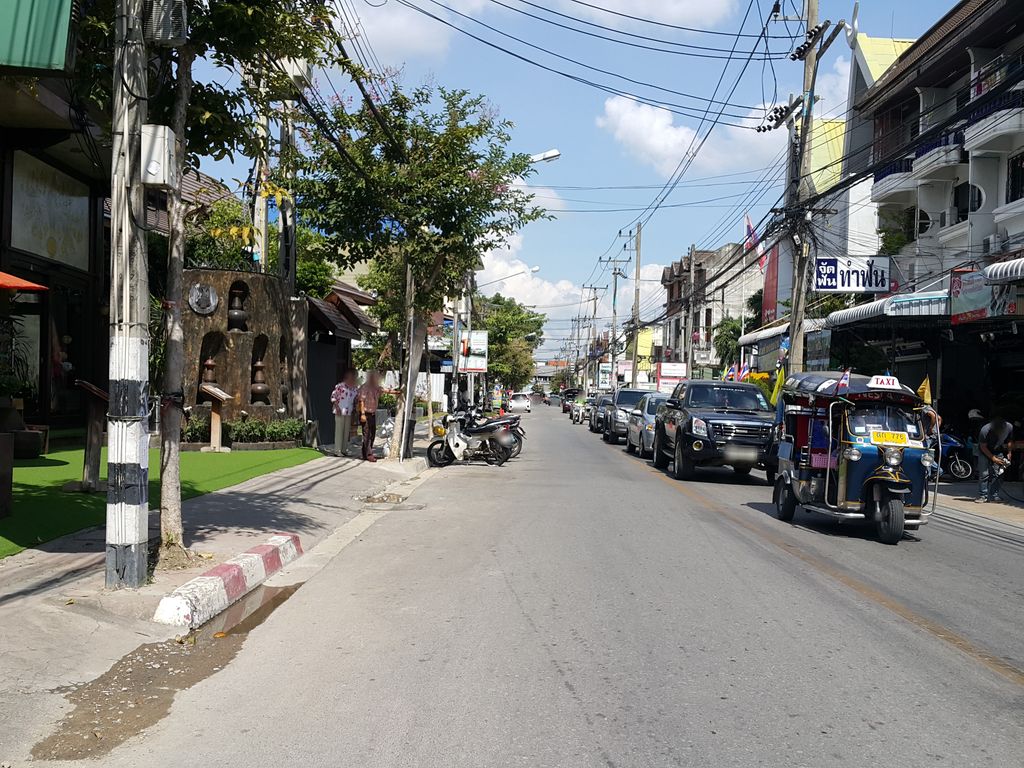 ภาพถนนตรงที่ วิถีไทยบาร์เบอร์ - ตัดผมชาย บริการนอกสถานที่ ตั้งอยู่ ถ่ายโดย jrcarlsen พ.ศ. 2558 (2015) · A street-level view of where วิถีไทยบาร์เบอร์ - ตัดผมชาย บริการนอกสถานที่ · Withi Thai Barber - Tatphomchai Brikan Noksathanthi stands, by jrcarlsen in 2558 (2015)