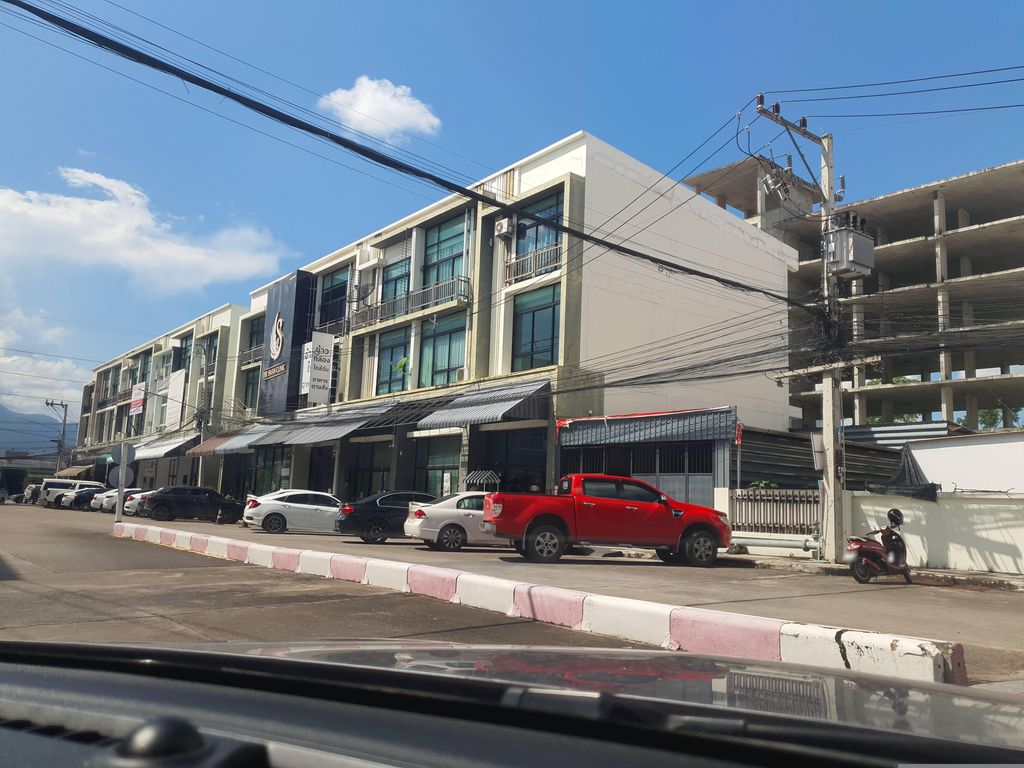 ภาพถนนตรงที่ ร้านอิ่ม Imm ข้าวราดแกง ตั้งอยู่ ถ่ายโดย jrcarlsen พ.ศ. 2566 (2023) · A street-level view of where ร้านอิ่ม Imm ข้าวราดแกง stands, by jrcarlsen in 2566 (2023)
