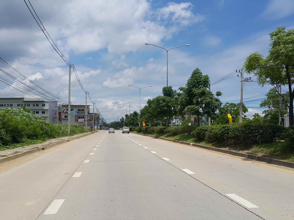 ภาพถนนตรงที่ Jasmine's Cake House ตั้งอยู่ ถ่ายโดย jrcarlsen พ.ศ. 2558 (2015) · A street-level view of where Jasmine's Cake House stands, by jrcarlsen in 2558 (2015)