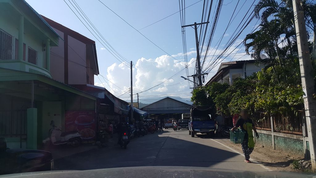 ภาพถนนตรงที่ ร้านเสริมสวยน้องมุก ตั้งอยู่ ถ่ายโดย jrcarlsen พ.ศ. 2559 (2016) · A street-level view of where ร้านเสริมสวยน้องมุก · Nong Muk Beauty salon stands, by jrcarlsen in 2559 (2016)