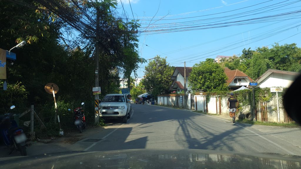 ภาพถนนตรงที่ ร้านเตี๋ยวแม่นวลจันทร์&ยำปูม้าซิ่งBy.เฮียเป้ ตั้งอยู่ ถ่ายโดย jrcarlsen พ.ศ. 2562 (2019) · A street-level view of where ร้านเตี๋ยวแม่นวลจันทร์&ยำปูม้าซิ่งBy.เฮียเป้ · Ran Tiao Mae Nuanchan&yampumasingBy.hiape stands, by jrcarlsen in 2562 (2019)