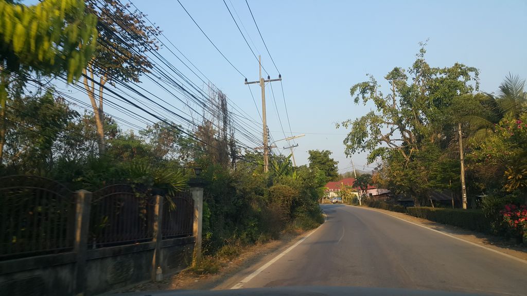 ภาพถนนตรงที่ อุ้ยเป้ กาแฟ ตั้งอยู่ ถ่ายโดย jrcarlsen พ.ศ. 2562 (2019) · A street-level view of where อุ้ยเป้ กาแฟ · Uipe Kafae stands, by jrcarlsen in 2562 (2019)