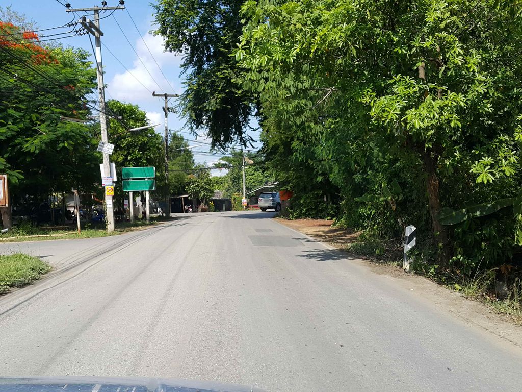 ภาพถนนตรงที่ อู่ซ่อมรถ Speed Service ตั้งอยู่ ถ่ายโดย jrcarlsen พ.ศ. 2558 (2015) · A street-level view of where อู่ซ่อมรถ Speed Service stands, by jrcarlsen in 2558 (2015)