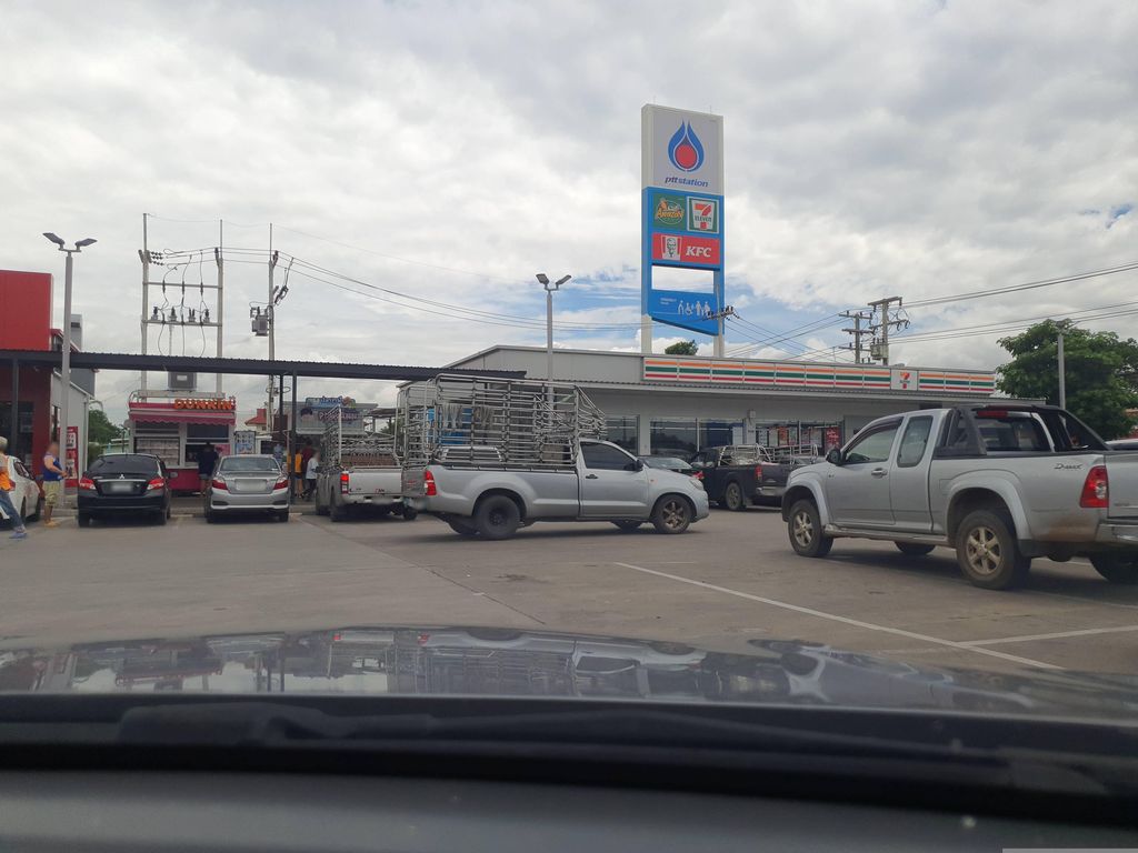 ภาพถนนตรงที่ 7-Eleven ตั้งอยู่ ถ่ายโดย jrcarlsen พ.ศ. 2566 (2023) · A street-level view of where 7-Eleven stands, by jrcarlsen in 2566 (2023)