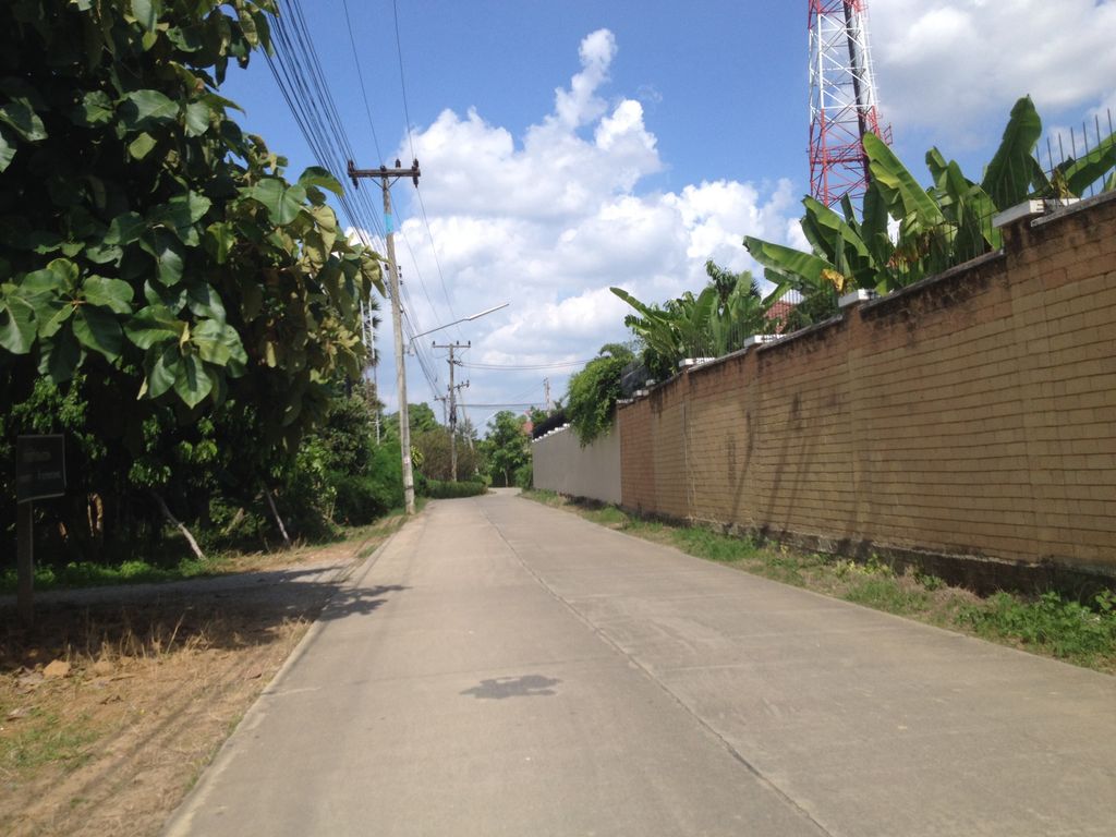 ภาพถนนตรงที่ บุญเจริญ คาเฟ่ ตั้งอยู่ ถ่ายโดย jimwatana พ.ศ. 2558 (2015) · A street-level view of where บุญเจริญ คาเฟ่ · Buncherin Café stands, by jimwatana in 2558 (2015)