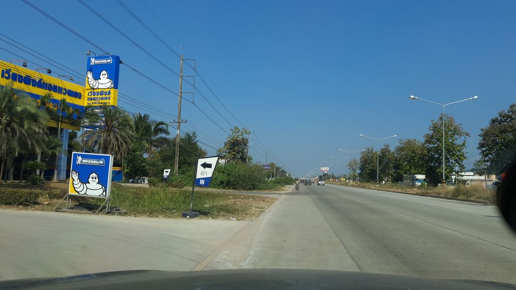 ภาพถนนตรงที่ มิชลิน ตั้งอยู่ ถ่ายโดย jrcarlsen พ.ศ. 2562 (2019) · A street-level view of where มิชลิน · Mitlin stands, by jrcarlsen in 2562 (2019)