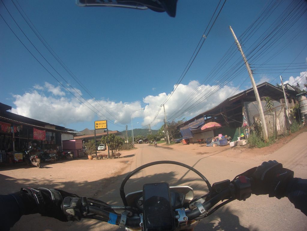 ภาพถนนตรงที่ โฮมสเตย์บ้านแม่แฮเหนือ ตั้งอยู่ ถ่ายโดย julcnx พ.ศ. 2566 (2023) · A street-level view of where โฮมสเตย์บ้านแม่แฮเหนือ · Homestay Ban Mae Hae Nuea stands, by julcnx in 2566 (2023)