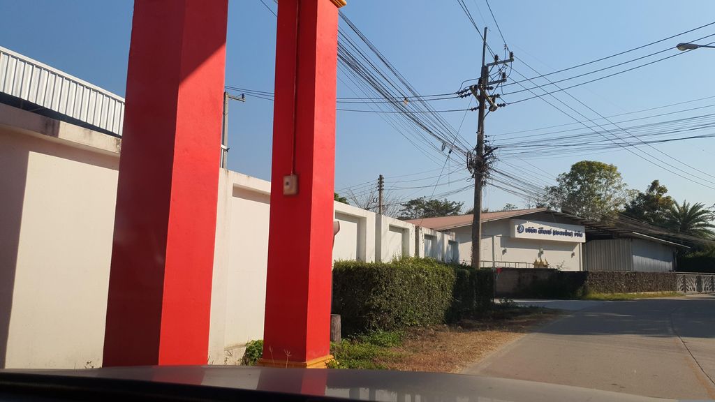 ภาพถนนตรงที่ Chiangmai Bioveggie ตั้งอยู่ ถ่ายโดย jrcarlsen พ.ศ. 2566 (2023) · A street-level view of where Chiangmai Bioveggie stands, by jrcarlsen in 2566 (2023)