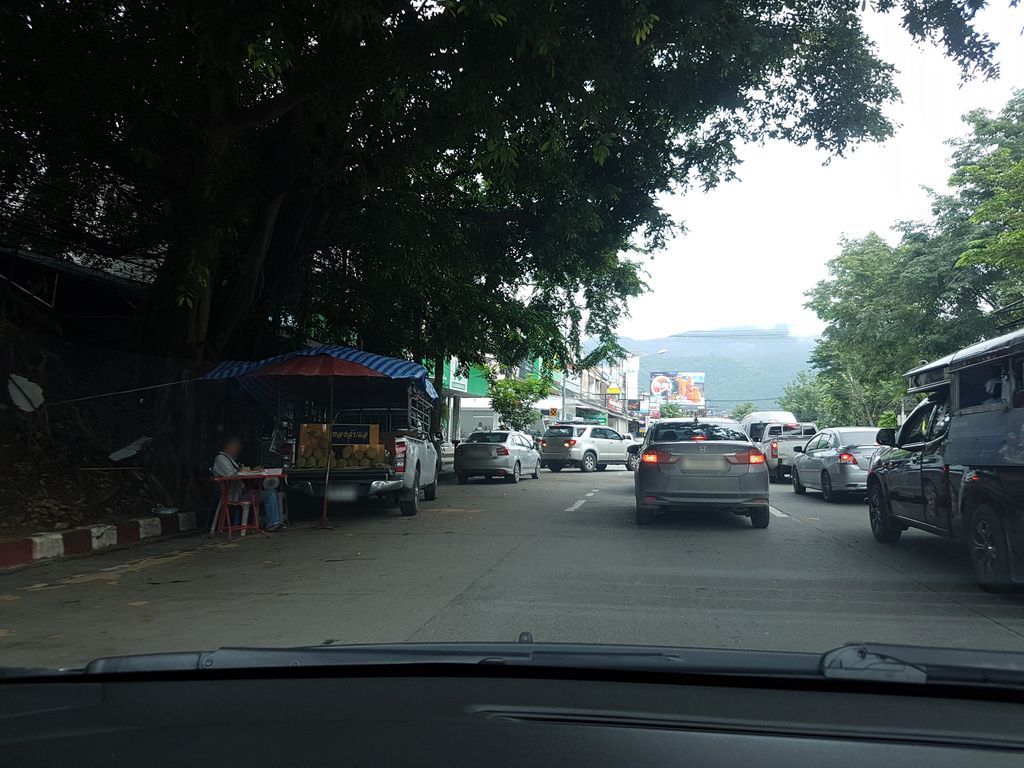 ภาพถนนตรงที่ แอ่วเมืองเหนือ ตั้งอยู่ ถ่ายโดย ekkarin พ.ศ. 2561 (2018) · A street-level view of where แอ่วเมืองเหนือ · Aeo Mueang Nuea stands, by ekkarin in 2561 (2018)