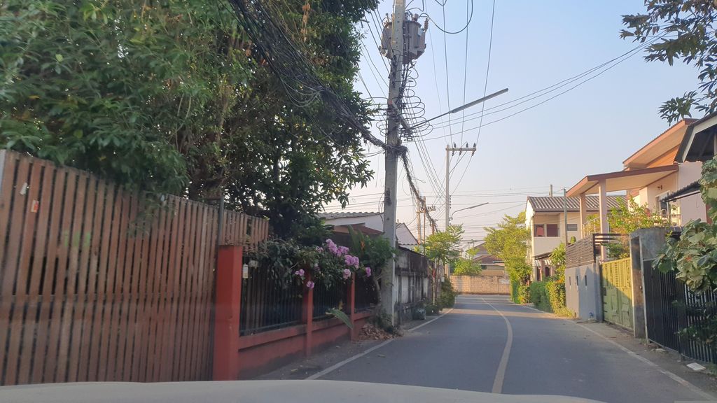 ภาพถนนตรงที่ บ้านป่าจี้ ตั้งอยู่ ถ่ายโดย jrcarlsen พ.ศ. 2566 (2023) · A street-level view of where บ้านป่าจี้ · Ban Pa Chi stands, by jrcarlsen in 2566 (2023)