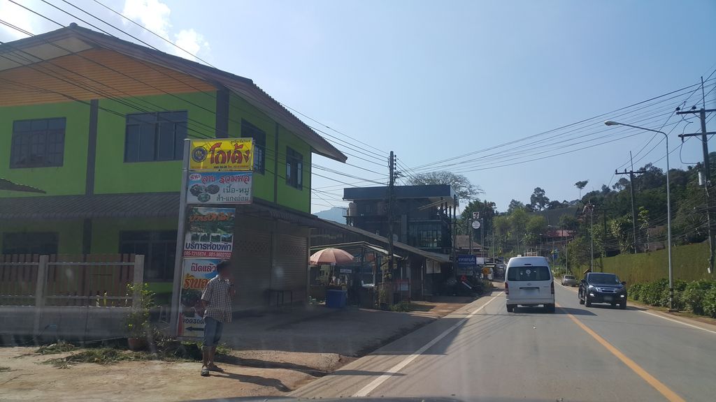 ภาพถนนตรงที่ ร้านอี๊ด โกเด้ง ตั้งอยู่ ถ่ายโดย jrcarlsen พ.ศ. 2562 (2019) · A street-level view of where ร้านอี๊ด โกเด้ง · Ran It Kodeng stands, by jrcarlsen in 2562 (2019)
