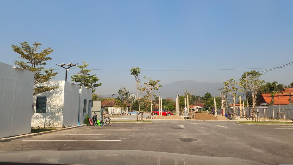 ภาพถนนตรงที่ ส้มตำหลวงพระบาง ตั้งอยู่ ถ่ายโดย jrcarlsen พ.ศ. 2566 (2023) · A street-level view of where ส้มตำหลวงพระบาง · Som Tam Luangphrabang stands, by jrcarlsen in 2566 (2023)