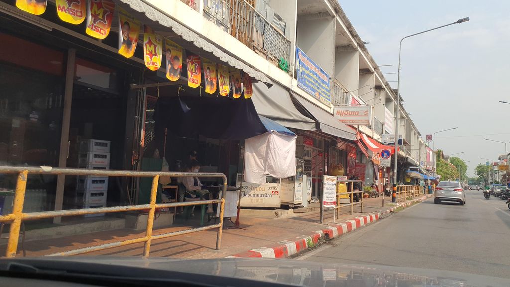 ภาพถนนตรงที่ ร้านเสริมสวยเอมอร | Chiang Mai ตั้งอยู่ ถ่ายโดย jrcarlsen พ.ศ. 2565 (2022) · A street-level view of where ร้านเสริมสวยเอมอร | Chiang Mai stands, by jrcarlsen in 2565 (2022)