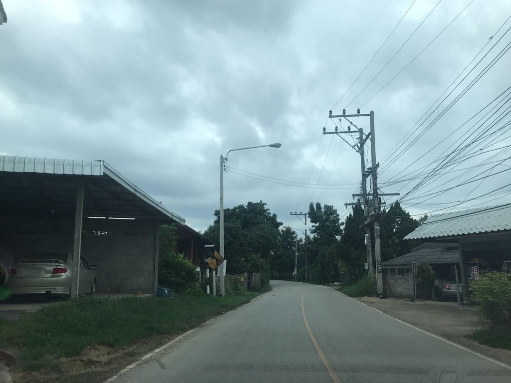 ภาพถนนตรงที่ ชาพระนครสารภี ตั้งอยู่ ถ่ายโดย prasert พ.ศ. 2561 (2018) · A street-level view of where ชาพระนครสารภี · Chaphranok Saraphi stands, by prasert in 2561 (2018)