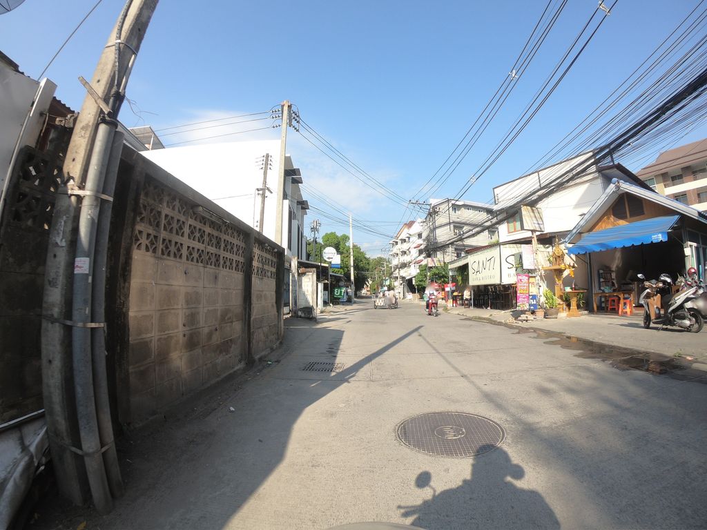 ภาพถนนตรงที่ 105 อร่อยปาก ตั้งอยู่ ถ่ายโดย chanuwath_grab พ.ศ. 2562 (2019) · A street-level view of where 105 อร่อยปาก · 105 Aroipak stands, by chanuwath_grab in 2562 (2019)