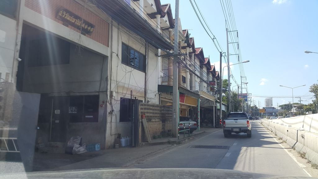 ภาพถนนตรงที่ ส.วิวัฒน์พานิช ตั้งอยู่ ถ่ายโดย jrcarlsen พ.ศ. 2559 (2016) · A street-level view of where ส.วิวัฒน์พานิช · Sa.wiothaphanit stands, by jrcarlsen in 2559 (2016)