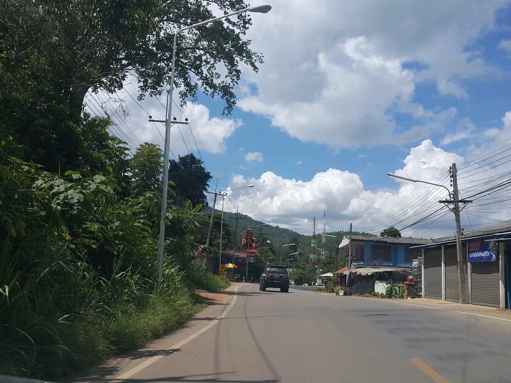 ภาพถนนตรงที่ โป่งแยงบาร์เบอร์ ตั้งอยู่ ถ่ายโดย jrcarlsen พ.ศ. 2558 (2015) · A street-level view of where โป่งแยงบาร์เบอร์ · Pong Yaeng Barber stands, by jrcarlsen in 2558 (2015)