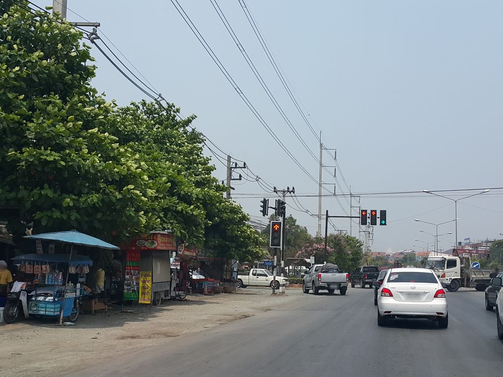 ภาพถนนตรงที่ เชียงใหม่คาร์กลการ ตั้งอยู่ ถ่ายโดย jrcarlsen พ.ศ. 2559 (2016) · A street-level view of where เชียงใหม่คาร์กลการ · Chiang Mai Car Klakan stands, by jrcarlsen in 2559 (2016)
