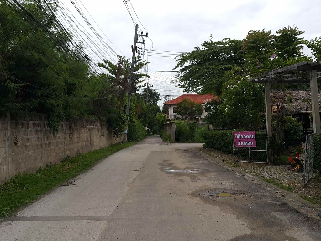 ภาพถนนตรงที่ หมูจุ่มบ้านเราบุฟเฟ่ต์ 99 ตั้งอยู่ ถ่ายโดย jrcarlsen พ.ศ. 2558 (2015) · A street-level view of where หมูจุ่มบ้านเราบุฟเฟ่ต์ 99 · Muchum Ban Rao Buffet 99 stands, by jrcarlsen in 2558 (2015)