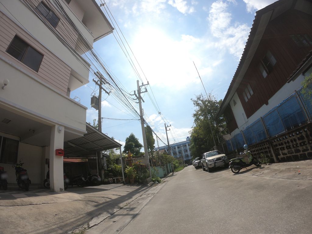 ภาพถนนตรงที่ วณิชกุลเพลส ตั้งอยู่ ถ่ายโดย chanuwath_grab พ.ศ. 2562 (2019) · A street-level view of where วณิชกุลเพลส · Wanitkunphlet stands, by chanuwath_grab in 2562 (2019)