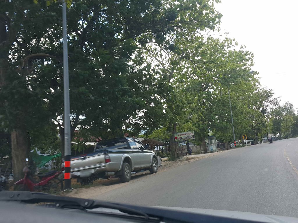 ภาพถนนตรงที่ Mega ตามสั่ง ตั้งอยู่ ถ่ายโดย jrcarlsen พ.ศ. 2558 (2015) · A street-level view of where Mega ตามสั่ง stands, by jrcarlsen in 2558 (2015)
