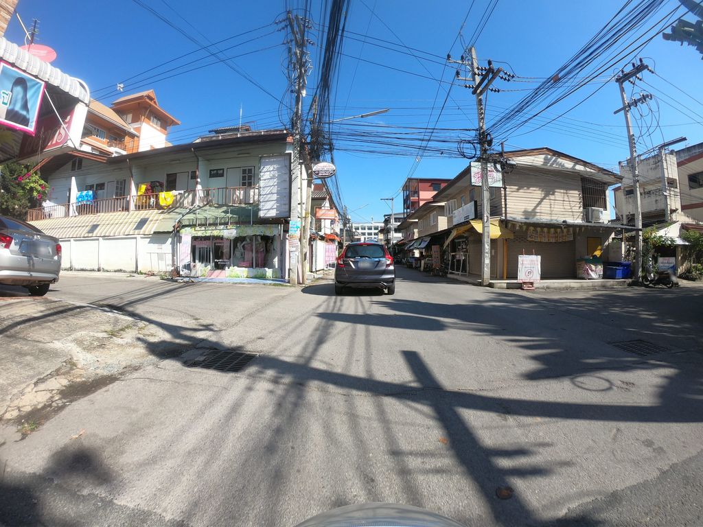 ภาพถนนตรงที่ ร้านต่อผม ตั้งอยู่ ถ่ายโดย chanuwath_grab พ.ศ. 2562 (2019) · A street-level view of where ร้านต่อผม · Ran Topma stands, by chanuwath_grab in 2562 (2019)