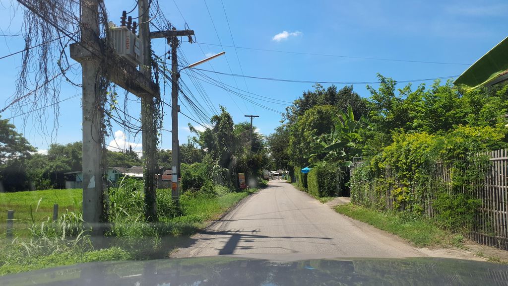 ภาพถนนตรงที่ ก๋วยเตี๋ยวลุงเทพ ตั้งอยู่ ถ่ายโดย jrcarlsen พ.ศ. 2564 (2021) · A street-level view of where ก๋วยเตี๋ยวลุงเทพ · Kuaitiao Lung Thep stands, by jrcarlsen in 2564 (2021)