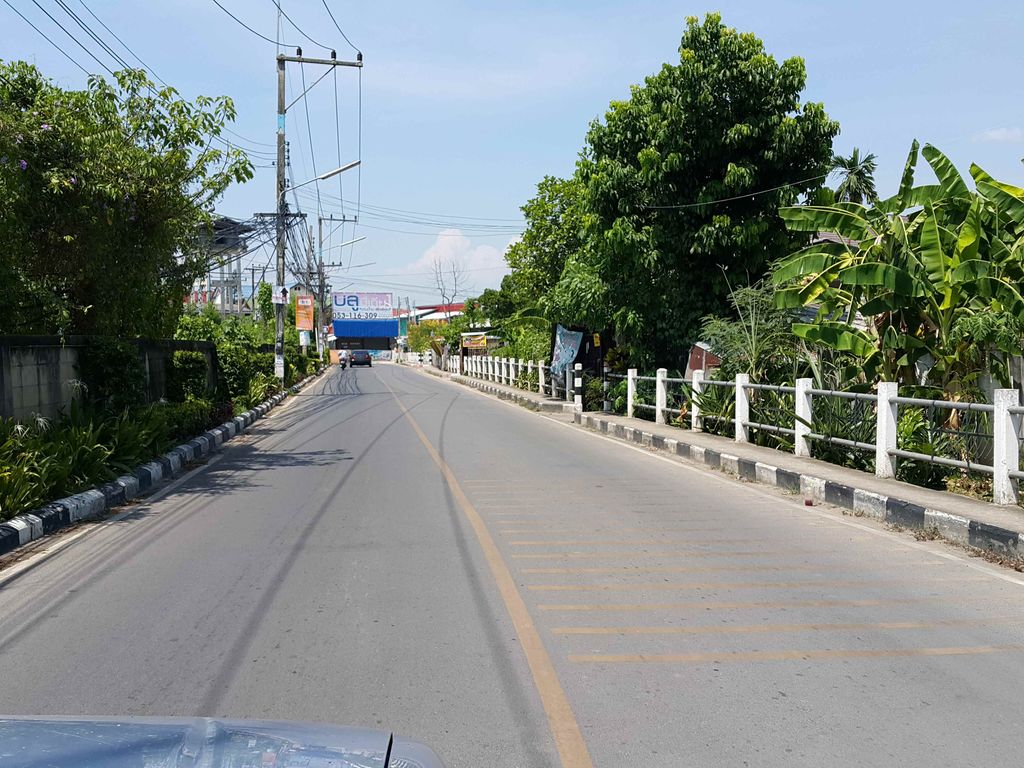 ภาพถนนตรงที่ Lada Clinic ลดาคลินิกเชียงใหม่ ตั้งอยู่ ถ่ายโดย jrcarlsen พ.ศ. 2558 (2015) · A street-level view of where Lada Clinic ลดาคลินิกเชียงใหม่ stands, by jrcarlsen in 2558 (2015)