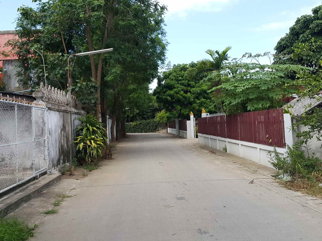 ภาพถนนตรงที่ วัดปูคาเหนือ ตำบลแม่ปูคา อำเภอสันกำแพง จังหวัดเชียงใหม่ ตั้งอยู่ ถ่ายโดย jrcarlsen พ.ศ. 2558 (2015) · A street-level view of where วัดปูคาเหนือ ตำบลแม่ปูคา อำเภอสันกำแพง จังหวัดเชียงใหม่ · Wat Pukha Nuea Tambon Mae Pukha Amphoe San Kamphaeng Changwat Chiang Mai stands, by jrcarlsen in 2558 (2015)