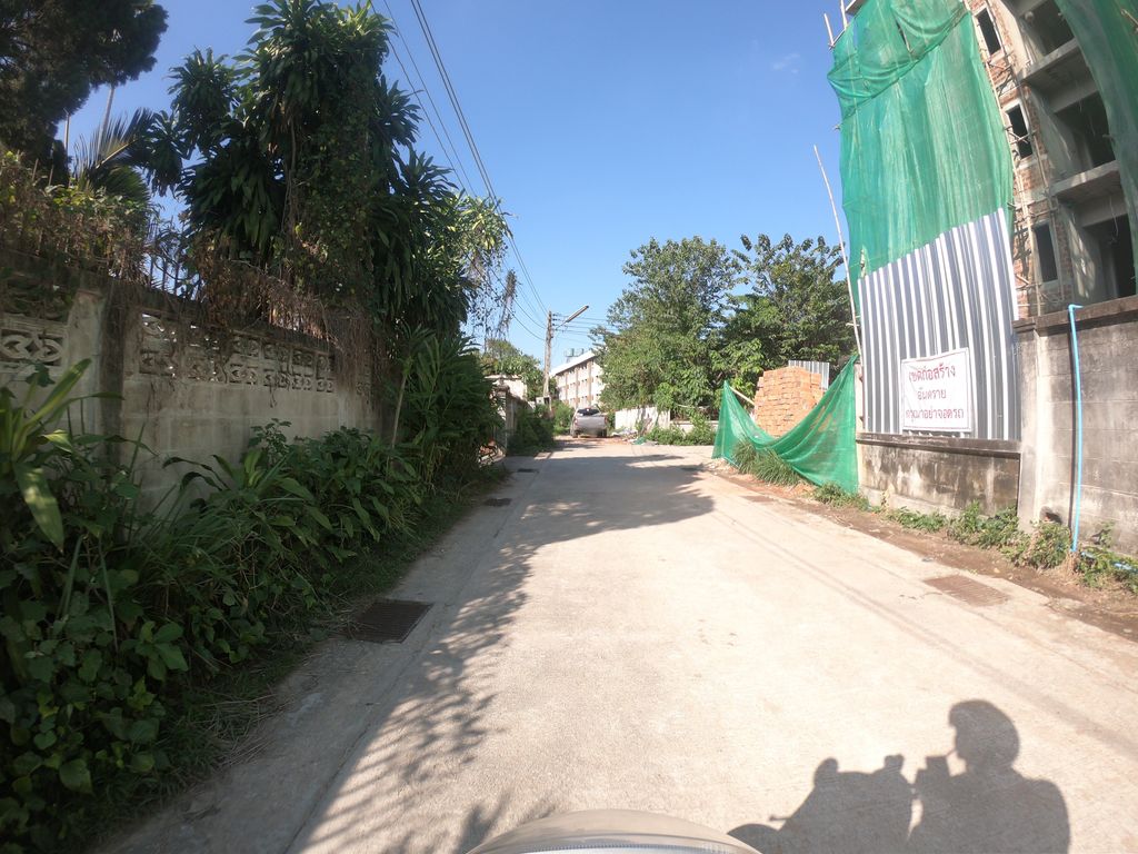 ภาพถนนตรงที่ Terrace Mansion ตั้งอยู่ ถ่ายโดย chanuwath_grab พ.ศ. 2562 (2019) · A street-level view of where Terrace Mansion stands, by chanuwath_grab in 2562 (2019)