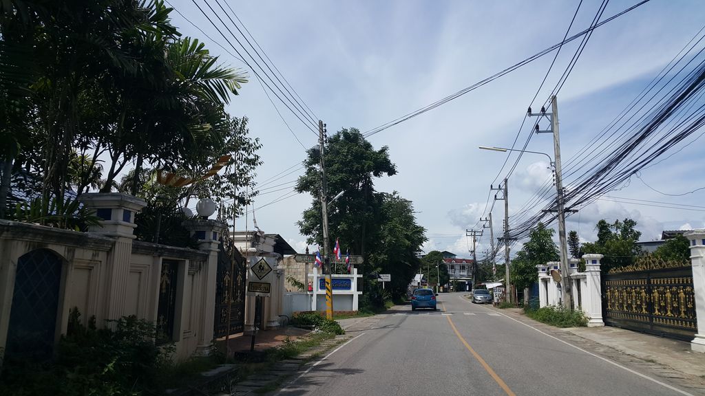 ภาพถนนตรงที่ ซ่อมมอเตอร์ไซค์ by วุ้ดดี้ เมเดย์ ตั้งอยู่ ถ่ายโดย jrcarlsen พ.ศ. 2559 (2016) · A street-level view of where ซ่อมมอเตอร์ไซค์ by วุ้ดดี้ เมเดย์ · Som Motorcycle By Wutdi Mede stands, by jrcarlsen in 2559 (2016)