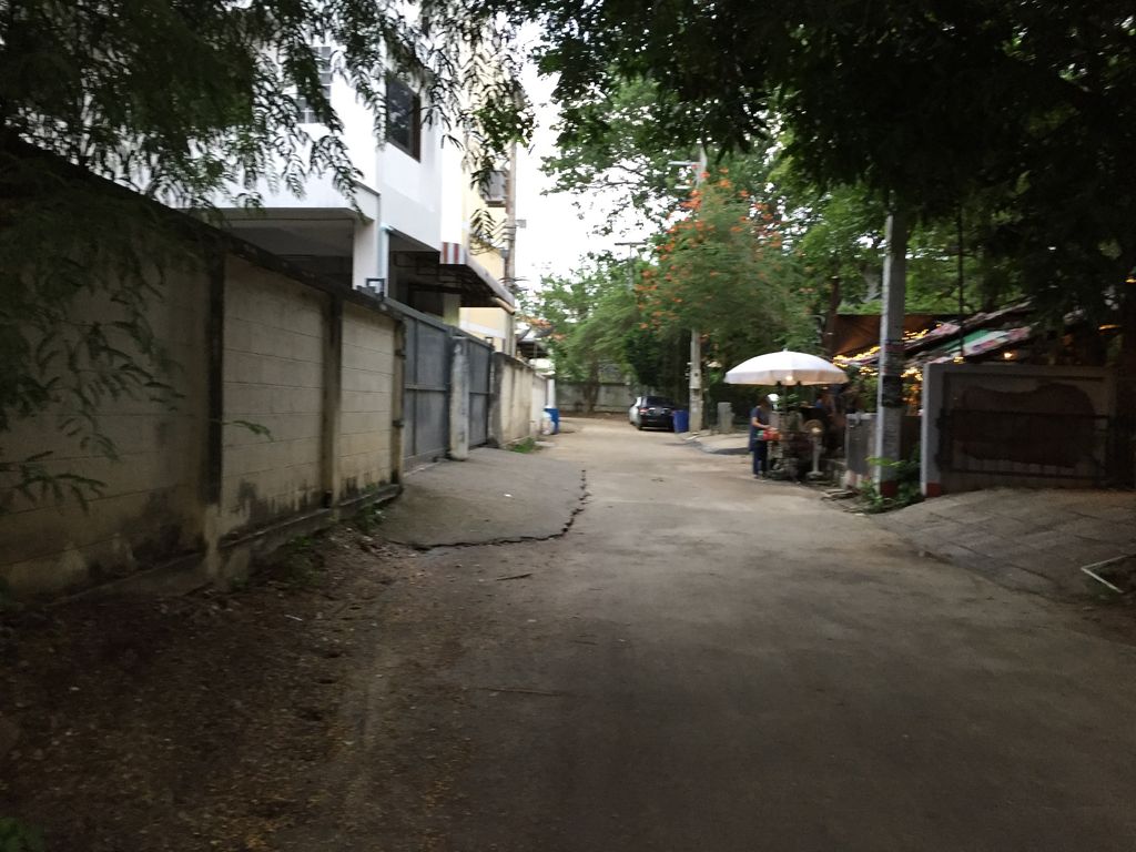 ภาพถนนตรงที่ Bakineers - Homey Bakery ตั้งอยู่ ถ่ายโดย alvinsj พ.ศ. 2560 (2017) · A street-level view of where Bakineers - Homey Bakery stands, by alvinsj in 2560 (2017)