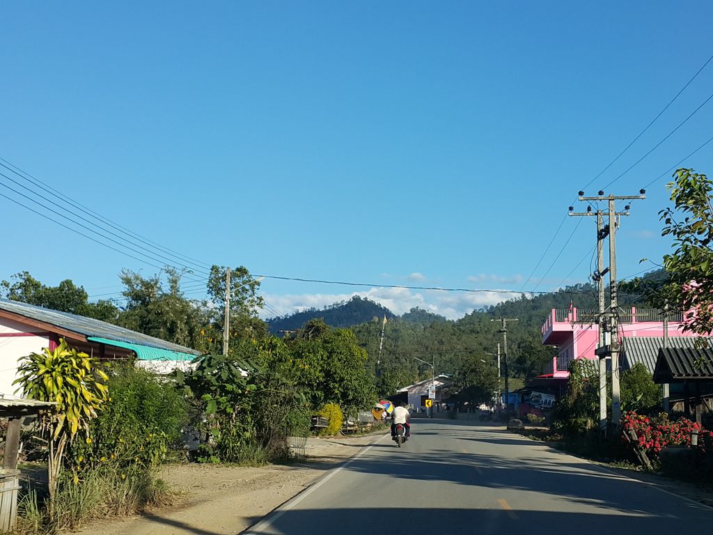 ภาพถนนตรงที่ บ้านห้วยไคร้ ตั้งอยู่ ถ่ายโดย jrcarlsen พ.ศ. 2558 (2015) · A street-level view of where บ้านห้วยไคร้ · Ban Huai Khai stands, by jrcarlsen in 2558 (2015)