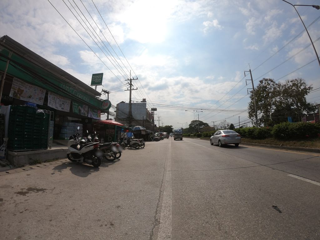ภาพถนนตรงที่ เก้าอี้มือสอง CM Shop ตั้งอยู่ ถ่ายโดย chanuwath_grab พ.ศ. 2562 (2019) · A street-level view of where เก้าอี้มือสอง CM Shop stands, by chanuwath_grab in 2562 (2019)