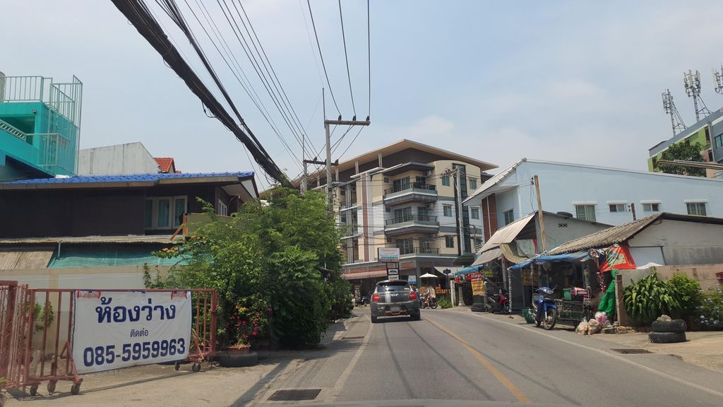 ภาพถนนตรงที่ Five Star Flat ตั้งอยู่ ถ่ายโดย jrcarlsen พ.ศ. 2565 (2022) · A street-level view of where Five Star Flat stands, by jrcarlsen in 2565 (2022)