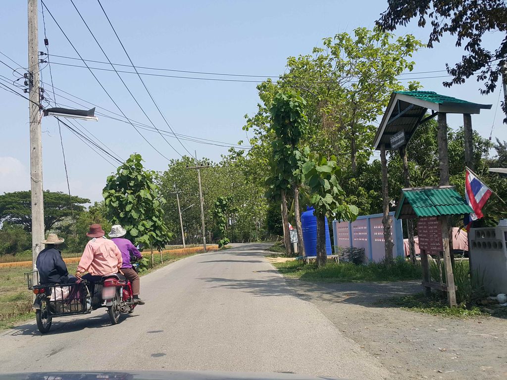 ภาพถนนตรงที่ สบายอารมณ์กิ๊ฟช็อป ตั้งอยู่ ถ่ายโดย jrcarlsen พ.ศ. 2558 (2015) · A street-level view of where สบายอารมณ์กิ๊ฟช็อป · Sabai Anma Kipchoop stands, by jrcarlsen in 2558 (2015)