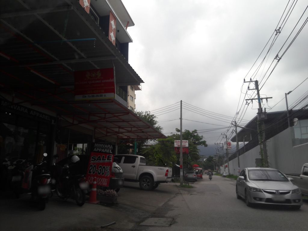 ภาพถนนตรงที่ ล้านนาการไฟฟ้า ตั้งอยู่ ถ่ายโดย superbate พ.ศ. 2561 (2018) · A street-level view of where ล้านนาการไฟฟ้า · Lanna Kanfaifa stands, by superbate in 2561 (2018)