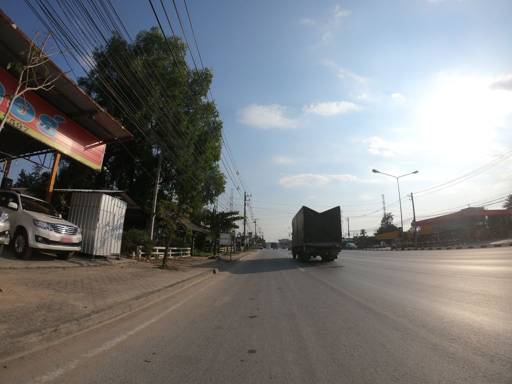 ภาพถนนตรงที่ พงษ์พรคาร์เซ็นเตอร์ ตั้งอยู่ ถ่ายโดย chanuwath_grab พ.ศ. 2562 (2019) · A street-level view of where พงษ์พรคาร์เซ็นเตอร์ · Phong Phon Car Center stands, by chanuwath_grab in 2562 (2019)