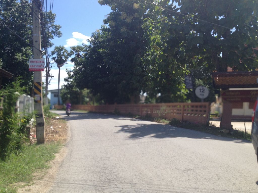 ภาพถนนตรงที่ Nai Som Hip Farm : นายสมฮิปฟาร์ม ตั้งอยู่ ถ่ายโดย jimwatana พ.ศ. 2558 (2015) · A street-level view of where Nai Som Hip Farm : นายสมฮิปฟาร์ม stands, by jimwatana in 2558 (2015)